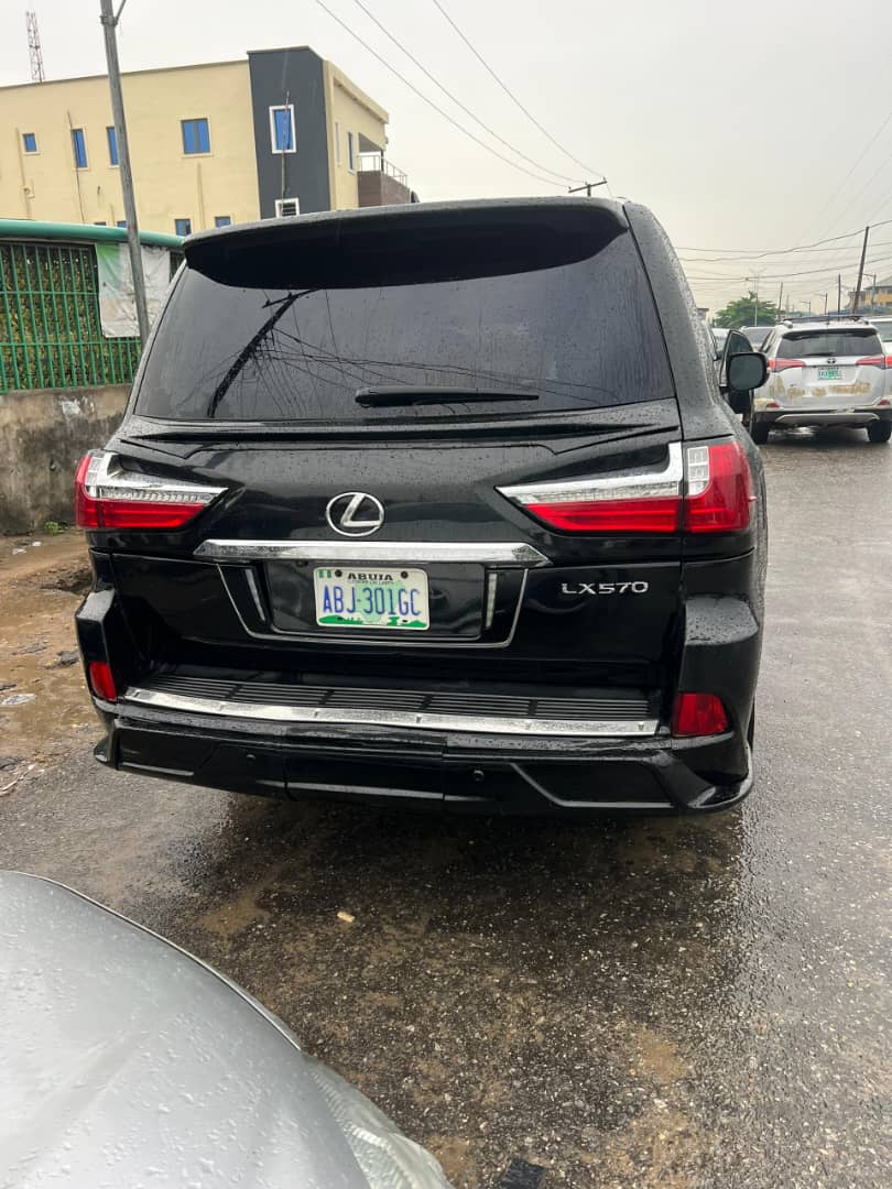 LX 570