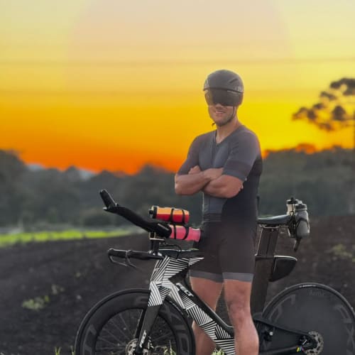 Atleta profissional pedalando com roda de carbono Axion Cycle Disc Brake