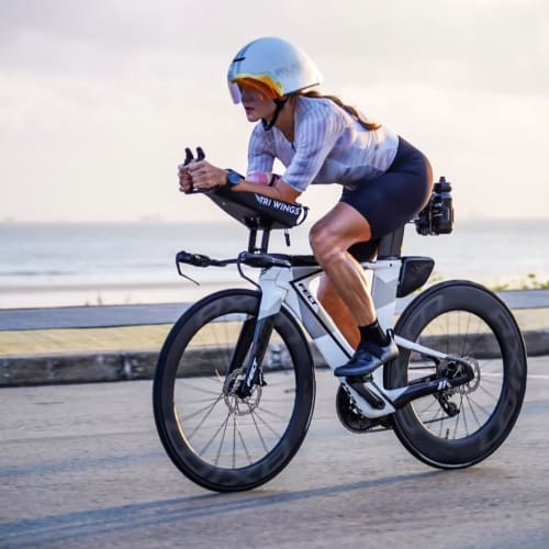Ciclista profissional em treino com roda de carbono Disc Brake Axion Cycle