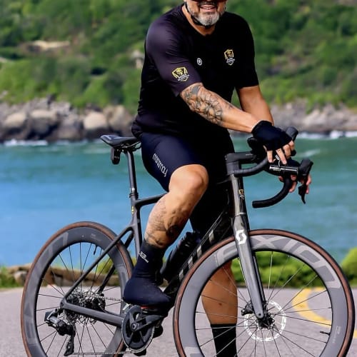 Ciclista competindo com roda de carbono Axion Cycle sistema Disc Brake