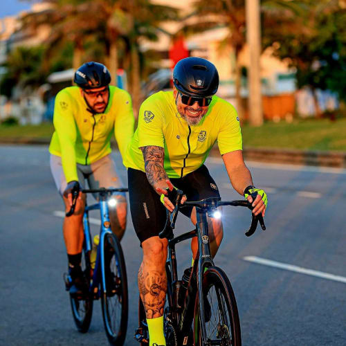 Atleta Axion Cycle pedalando em alta performance com roda Disc Brake