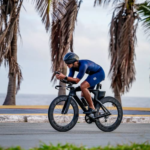 Atleta profissional pedalando com roda de carbono Axion Cycle Disc Brake