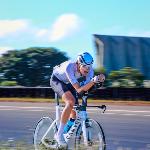 Ciclista profissional em treino com roda de carbono Disc Brake Axion Cycle