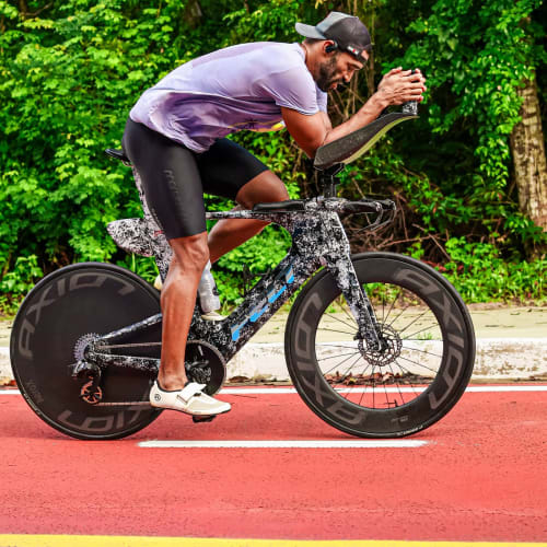 Ciclista competindo com roda de carbono Axion Cycle sistema Disc Brake