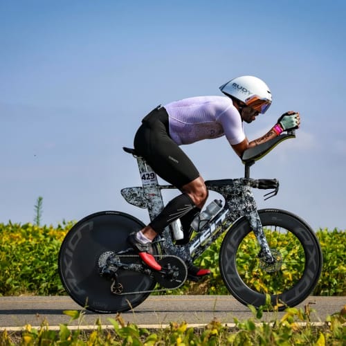 Detalhe da roda de carbono Disc Brake Axion Cycle em uso profissional
