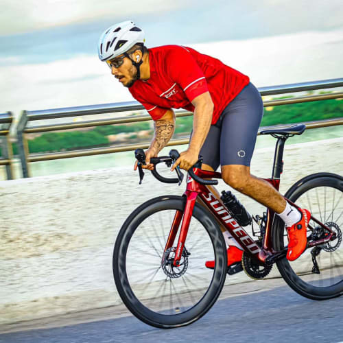 Atleta Axion Cycle pedalando em alta performance com roda Disc Brake
