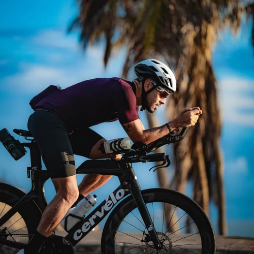 Atleta profissional pedalando com roda de carbono Axion Cycle Disc Brake