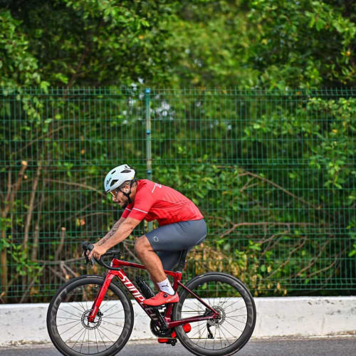 Ciclista profissional em treino com roda de carbono Disc Brake Axion Cycle