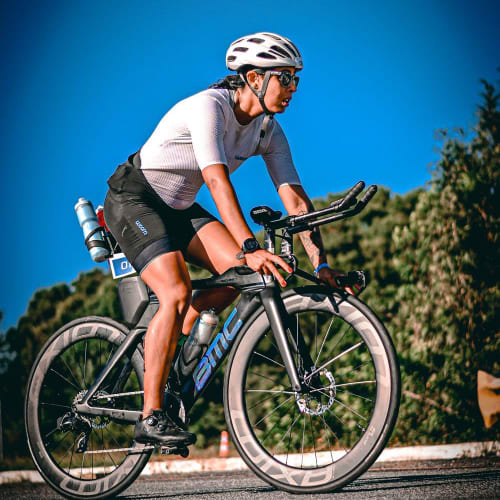 Roda de carbono Axion Cycle Disc Brake em uso durante prova de ciclismo