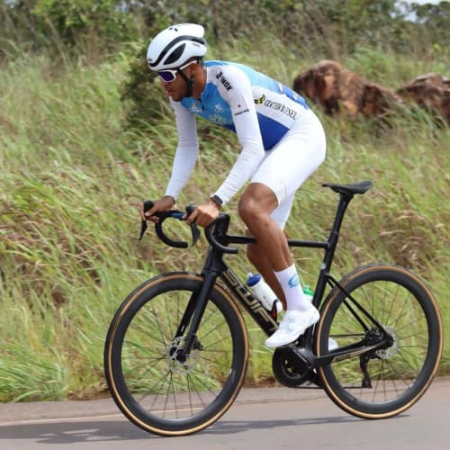 Ciclista competindo com roda de carbono Axion Cycle sistema Disc Brake