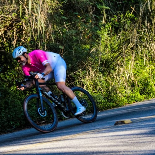 Atleta Axion Cycle pedalando em alta performance com roda Disc Brake