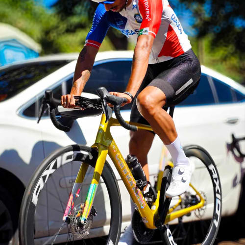 Atleta profissional pedalando com roda de carbono Axion Cycle Disc Brake