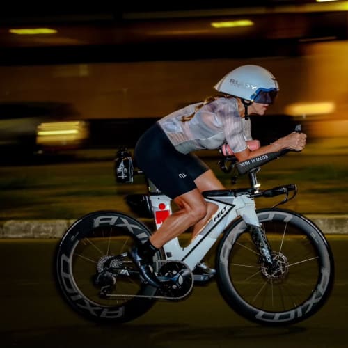 Ciclista profissional em treino com roda de carbono Disc Brake Axion Cycle