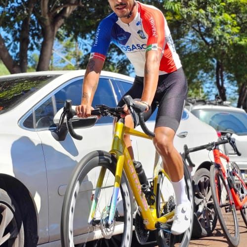 Ciclista profissional em treino com roda de carbono Disc Brake Axion Cycle