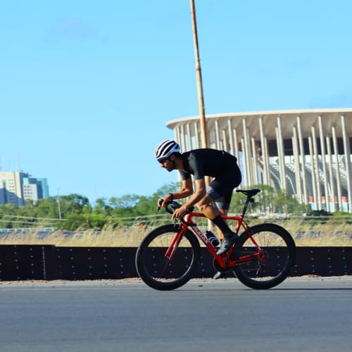 Atleta Axion Cycle pedalando em alta performance com roda Disc Brake
