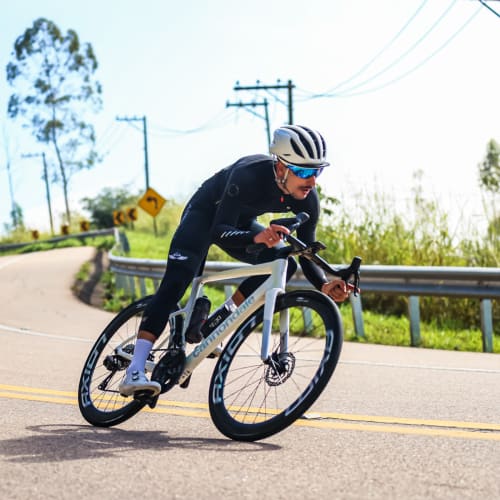 Atleta profissional pedalando com roda de carbono Axion Cycle Disc Brake