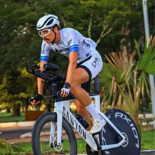 Ciclista competindo com roda de carbono Axion Cycle sistema Disc Brake