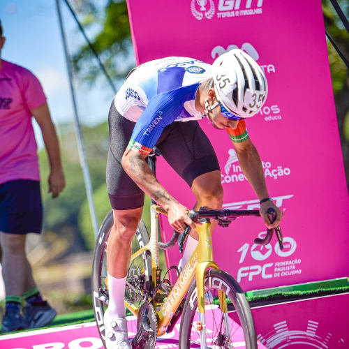 Atleta Axion Cycle pedalando em alta performance com roda Disc Brake