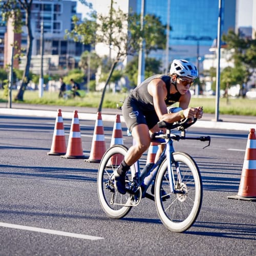 Ciclista profissional em treino com roda de carbono Disc Brake Axion Cycle