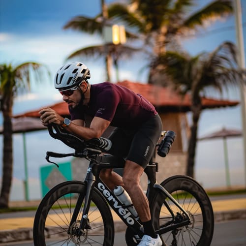 Ciclista competindo com roda de carbono Axion Cycle sistema Disc Brake