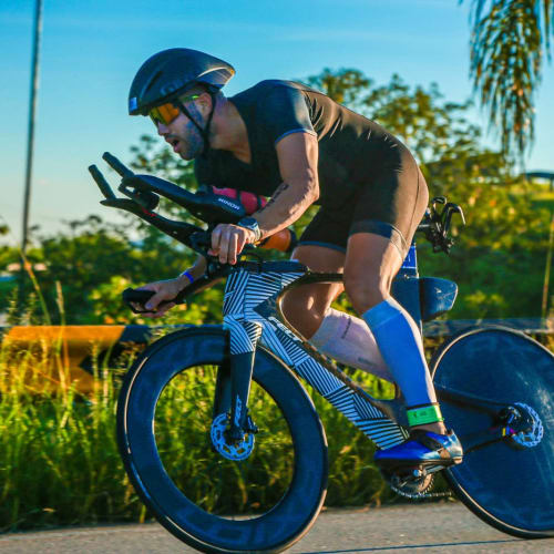 Ciclista profissional em treino com roda de carbono Disc Brake Axion Cycle