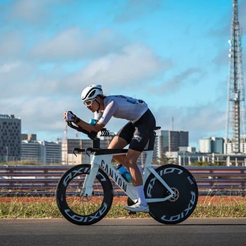 Roda de carbono Axion Cycle Disc Brake em uso durante prova de ciclismo