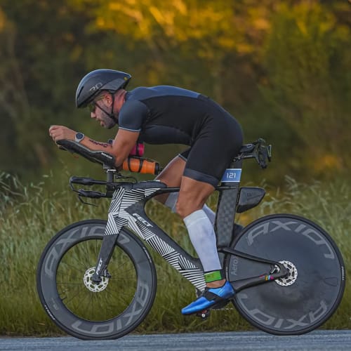 Atleta Axion Cycle pedalando em alta performance com roda Disc Brake