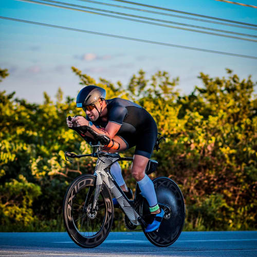 Atleta profissional pedalando com roda de carbono Axion Cycle Disc Brake