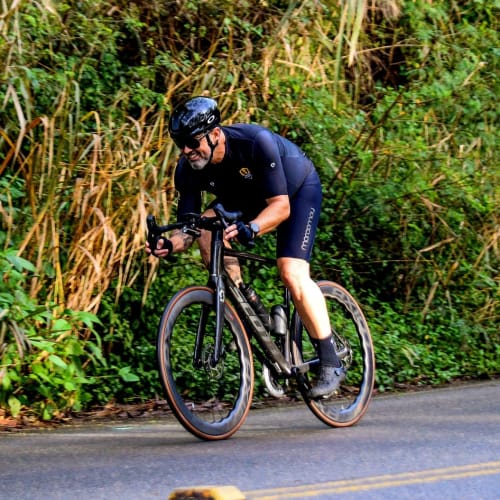 Atleta Axion Cycle pedalando em alta performance com roda Disc Brake