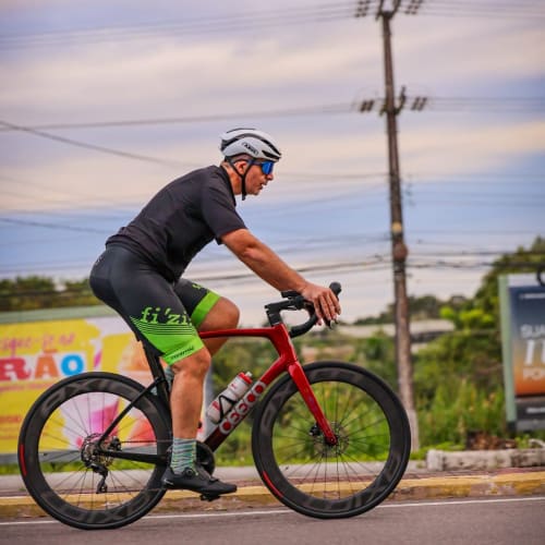 Atleta profissional pedalando com roda de carbono Axion Cycle Disc Brake