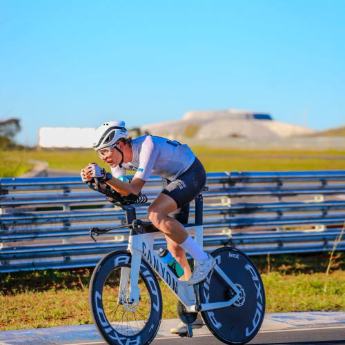 Ciclista profissional em treino com roda de carbono Disc Brake Axion Cycle