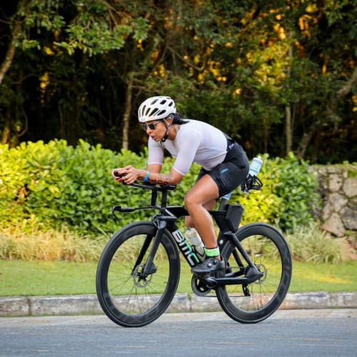 Roda de carbono Axion Cycle Disc Brake em uso durante prova de ciclismo