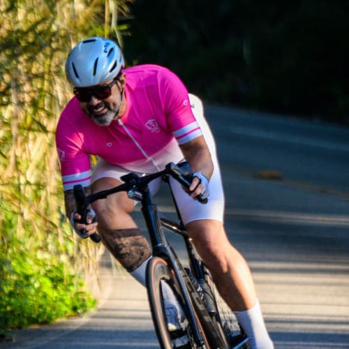 Ciclista competindo com roda de carbono Axion Cycle sistema Disc Brake