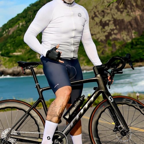 Atleta Axion Cycle pedalando em alta performance com roda Disc Brake