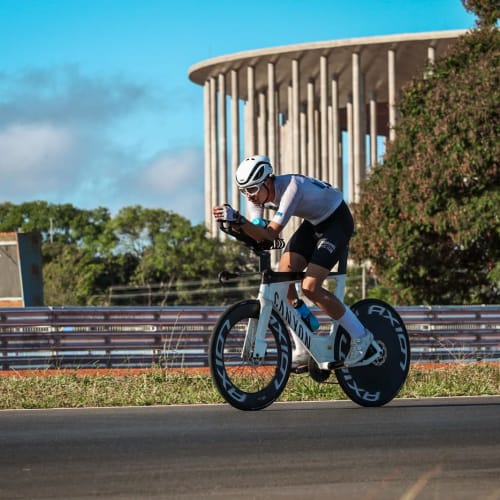 Atleta profissional pedalando com roda de carbono Axion Cycle Disc Brake