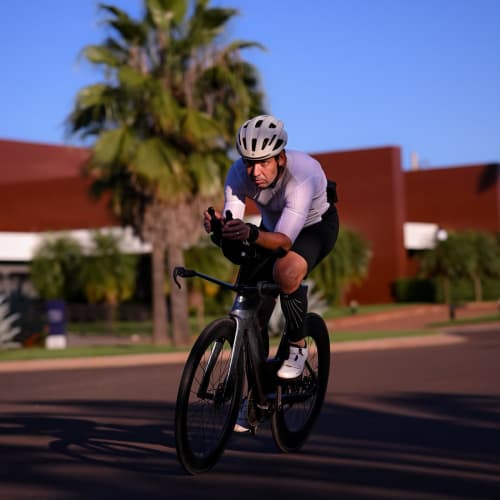 Ciclista profissional em treino com roda de carbono Disc Brake Axion Cycle