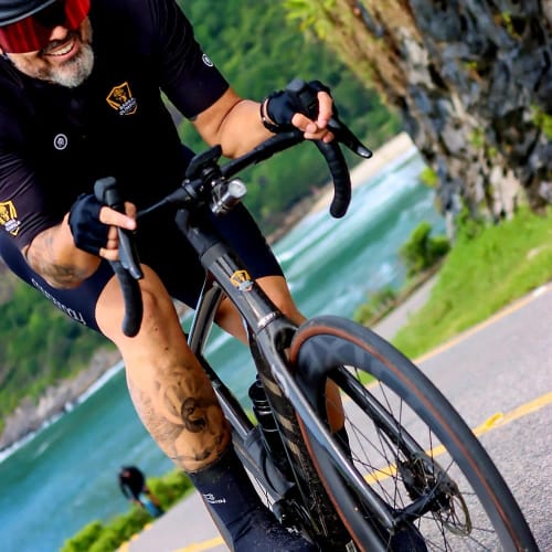 Roda de carbono Axion Cycle Disc Brake em uso durante prova de ciclismo