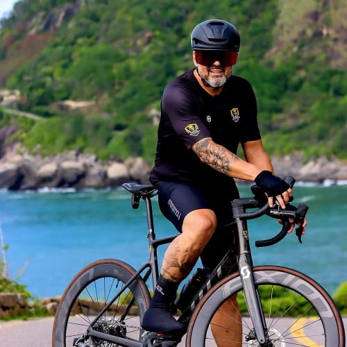 Ciclista competindo com roda de carbono Axion Cycle sistema Disc Brake