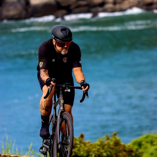 Atleta Axion Cycle pedalando em alta performance com roda Disc Brake