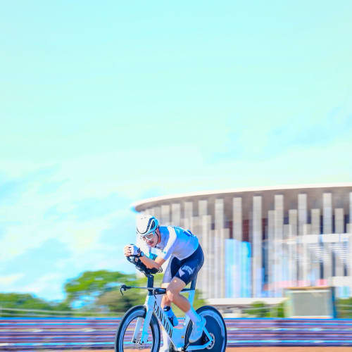 Atleta profissional pedalando com roda de carbono Axion Cycle Disc Brake