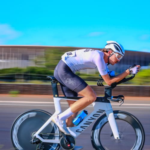 Ciclista profissional em treino com roda de carbono Disc Brake Axion Cycle