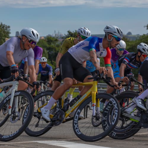 Atleta patrocinado Axion Cycle com roda de carbono aro fechado Disc Brake