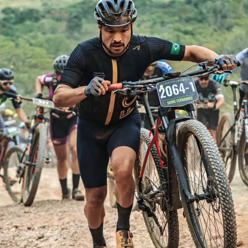 Atleta profissional de mountain bike com roda de carbono Axion Cycle MTB