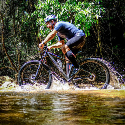 Ciclista de trilha em treino com roda de carbono MTB Axion Cycle