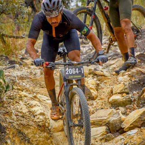 Atleta patrocinado Axion Cycle com roda de carbono aro 29 MTB