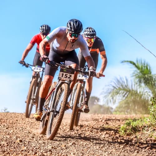 Ciclista de cross-country competindo com roda de carbono Axion Cycle MTB