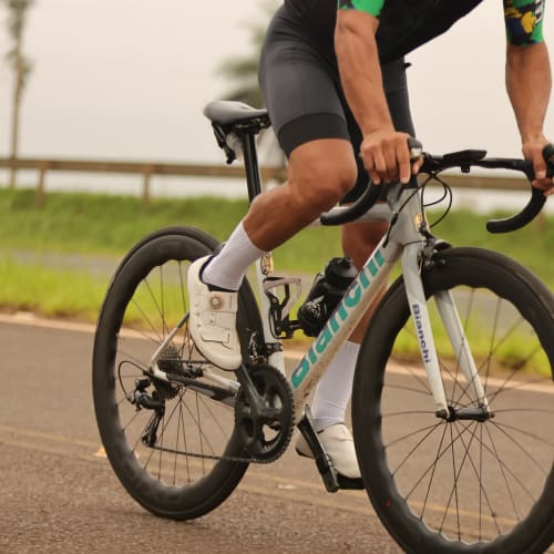 Atleta profissional pedalando com roda de carbono Axion Cycle Rim Brake