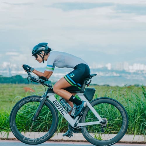 Ciclista profissional em treino com roda de carbono Rim Brake Axion Cycle