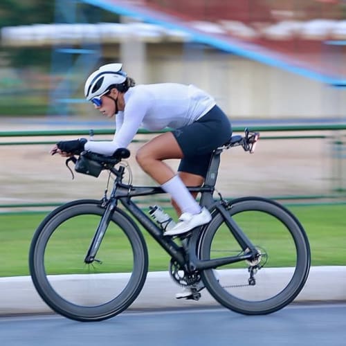 Ciclista competindo com roda de carbono Axion Cycle sistema Rim Brake