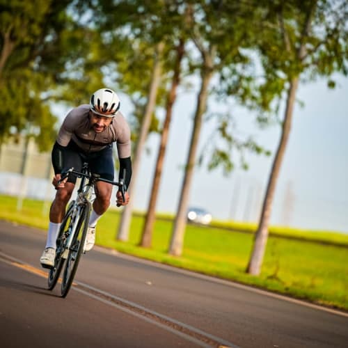 Atleta profissional pedalando com roda de carbono Axion Cycle Rim Brake